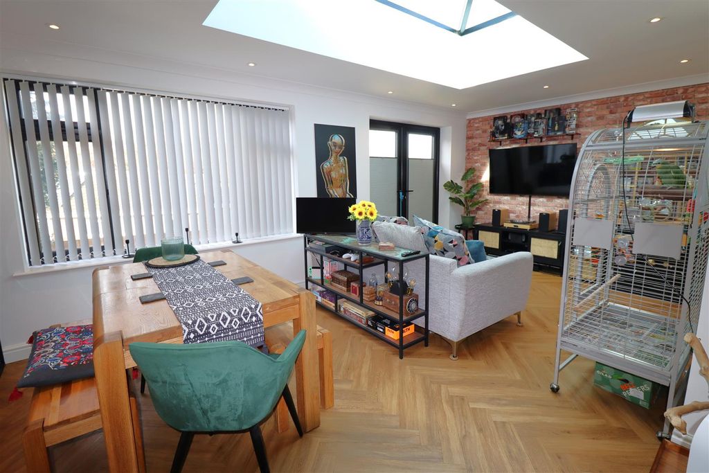 Property photo 2 of 15 Lounge Diner.Jpg