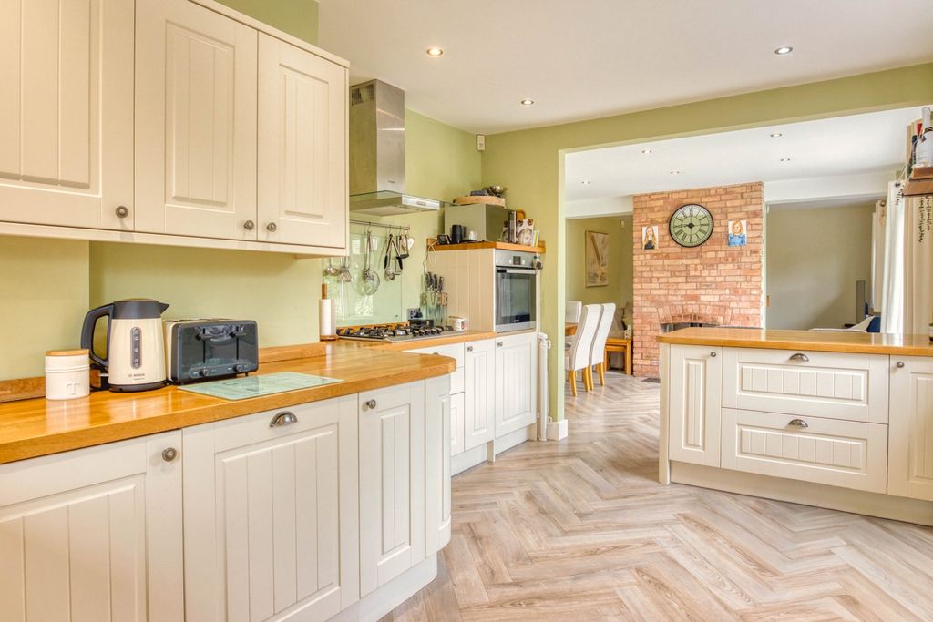 Property photo 3 of 30 Ewemove Taunton - Parkfield Road