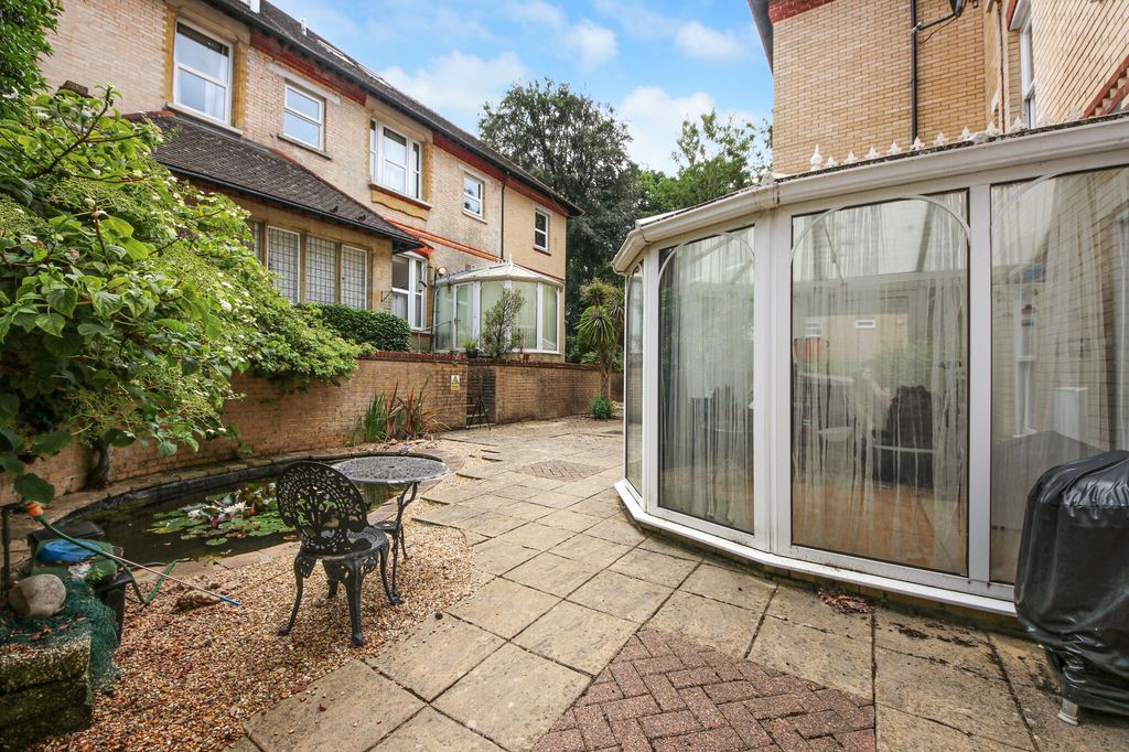 Additional image 12 of 2 bed flat for saleMidanbury Lane, Bitterne Park SO18
