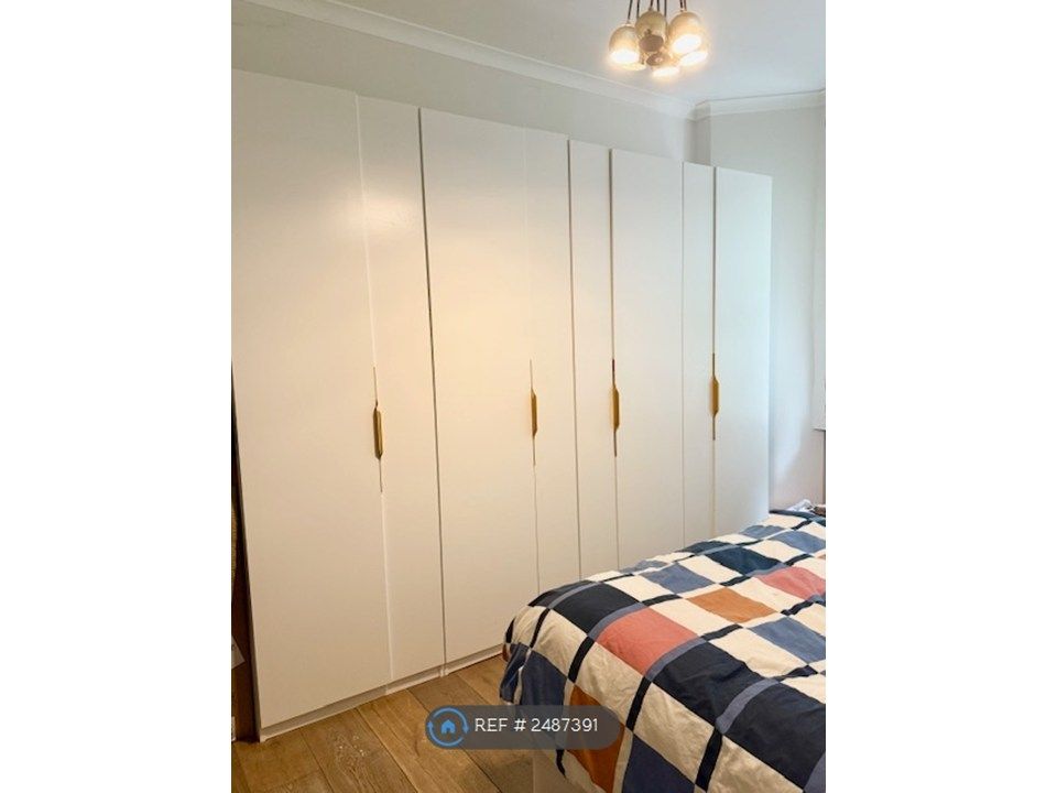 Property photo 3 of 9 Master Bedroom Wardrobe