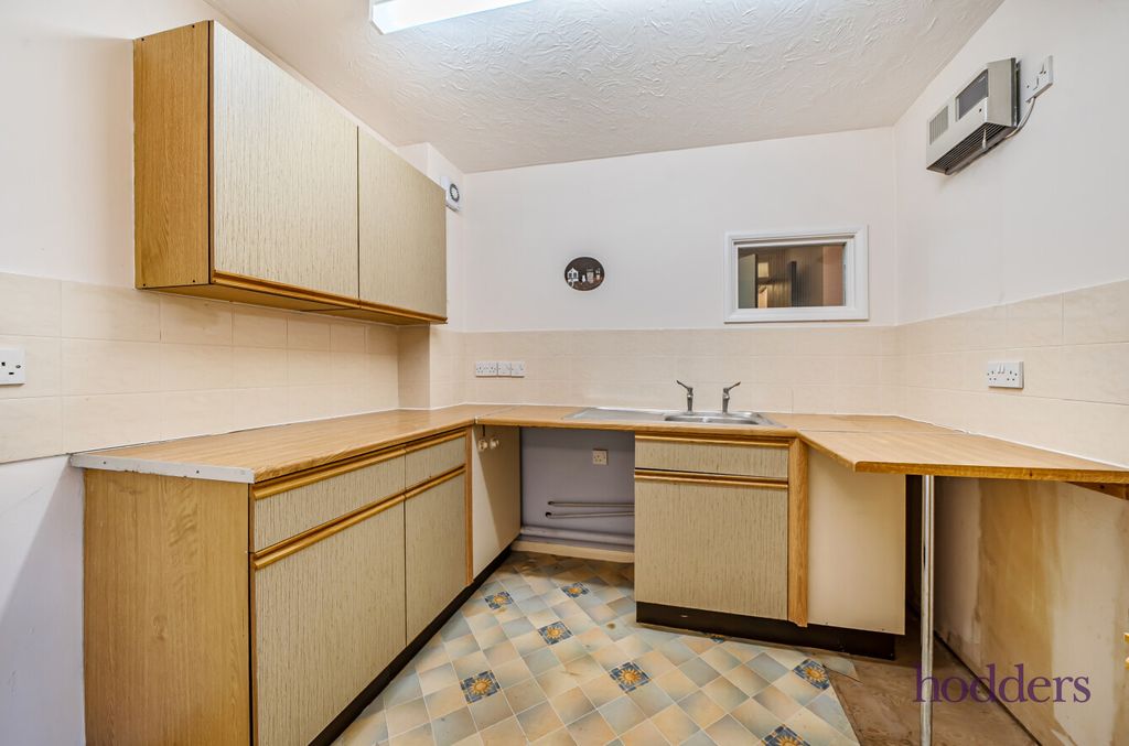 Property photo 2 of 18 95B8B71F-E08A-4B3...