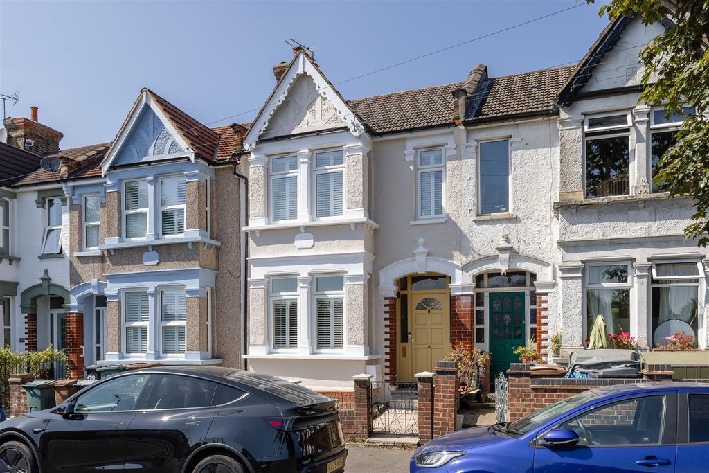 Property photo 1 of 30 Selwyn Avenue, E4