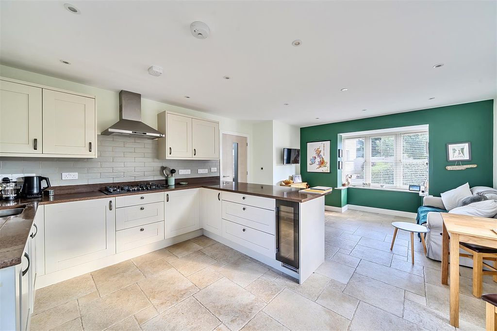 Property photo 2 of 21 Kitchen Breakfast Room