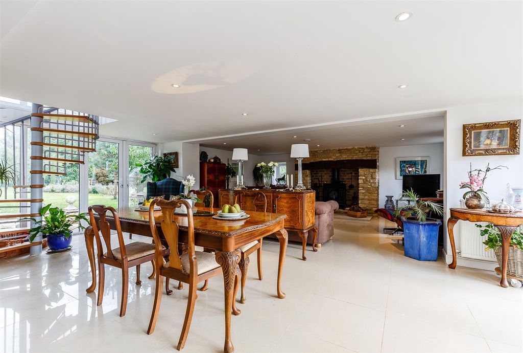 Property photo 3 of 32 8311476-Interior05.Jpg