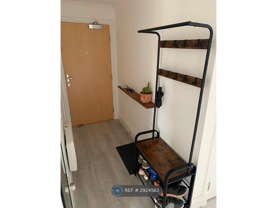 Property photo 2 of 11 Entrance/Hallway