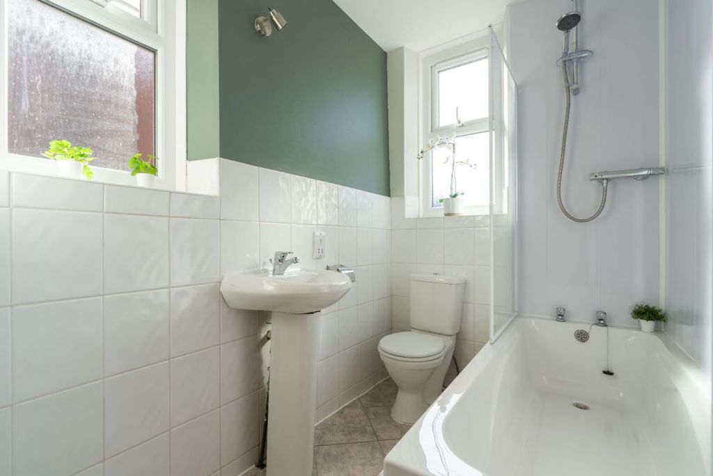 Property photo 3 of 4 20Kgf3- Bathroom