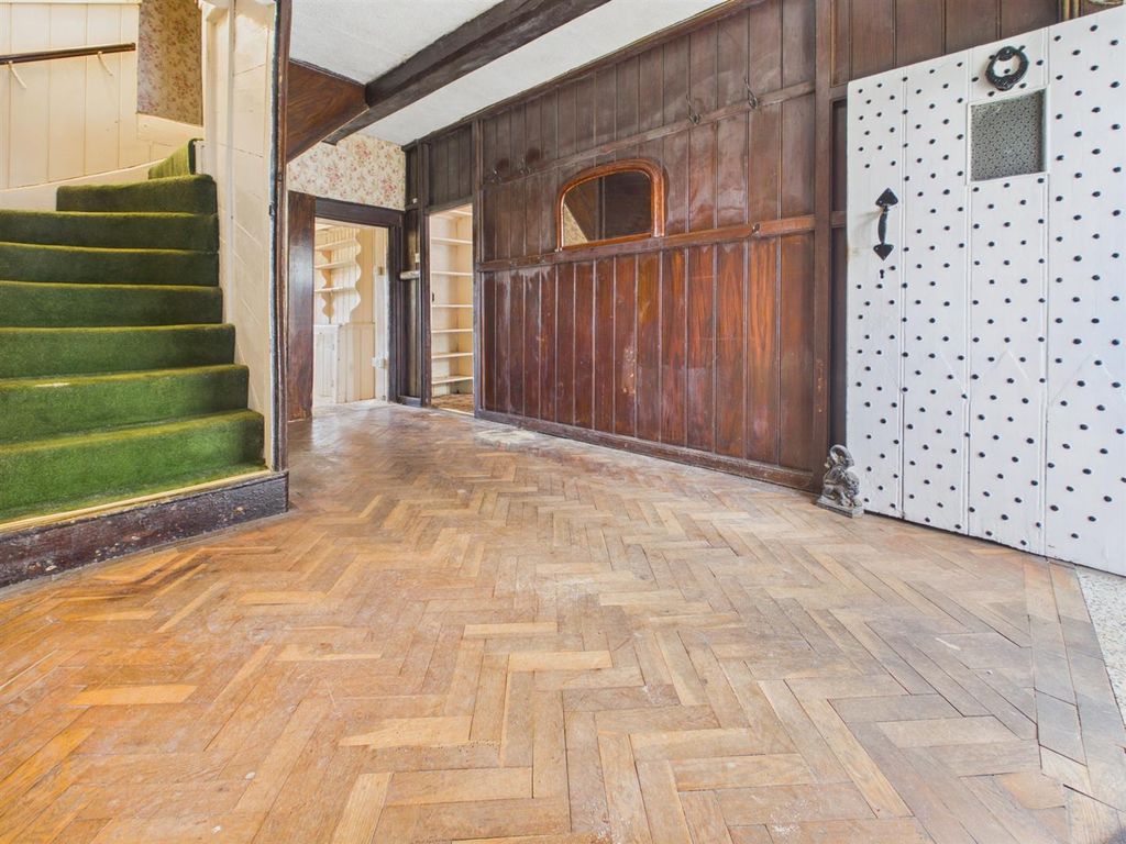 Property photo 3 of 26 Entrance Hall