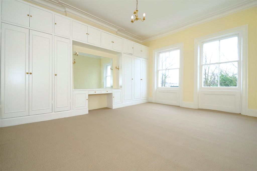 Property photo 2 of 6 Bedroom