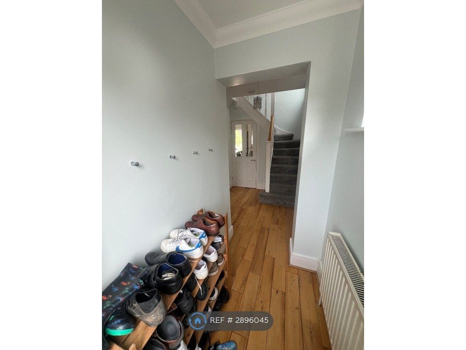 Property photo 2 of 18 Entrance Hallway
