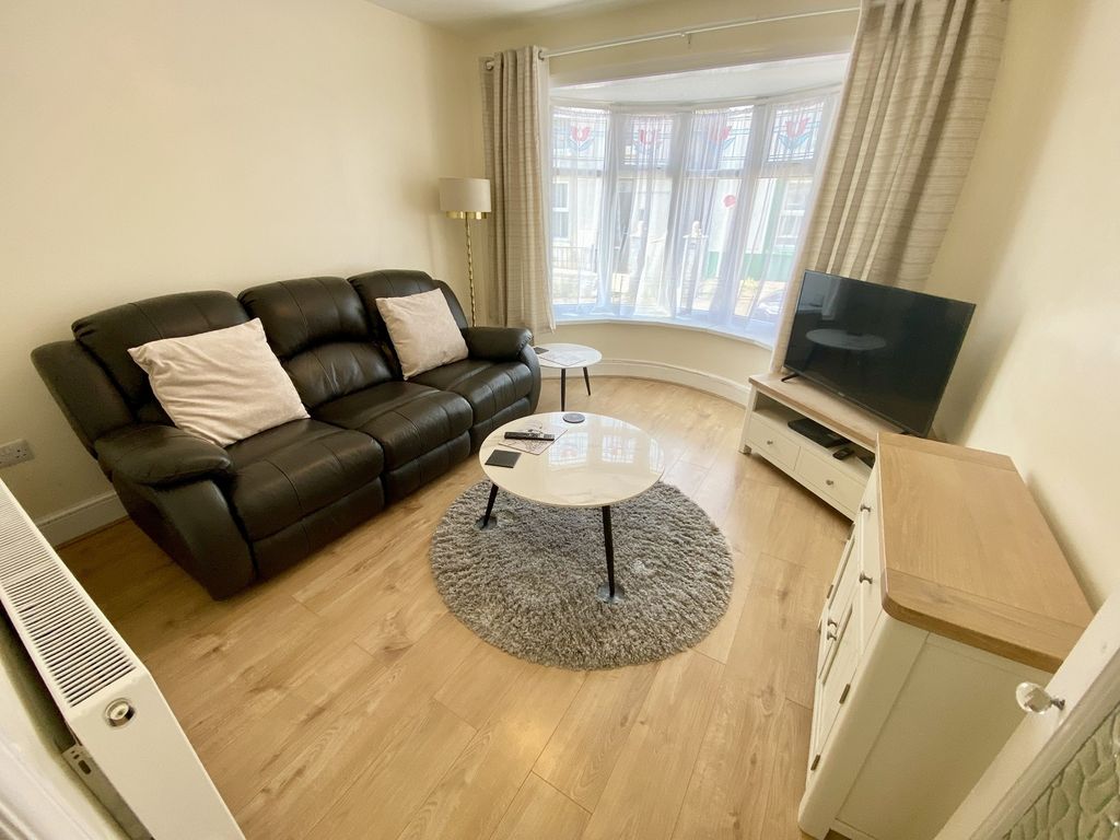 Property photo 2 of 16 Lounge