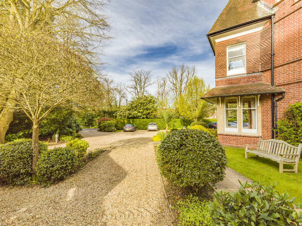 Additional image 12 of 3 bed flat for sale12 Court Gardens, Goring On Thames RG8