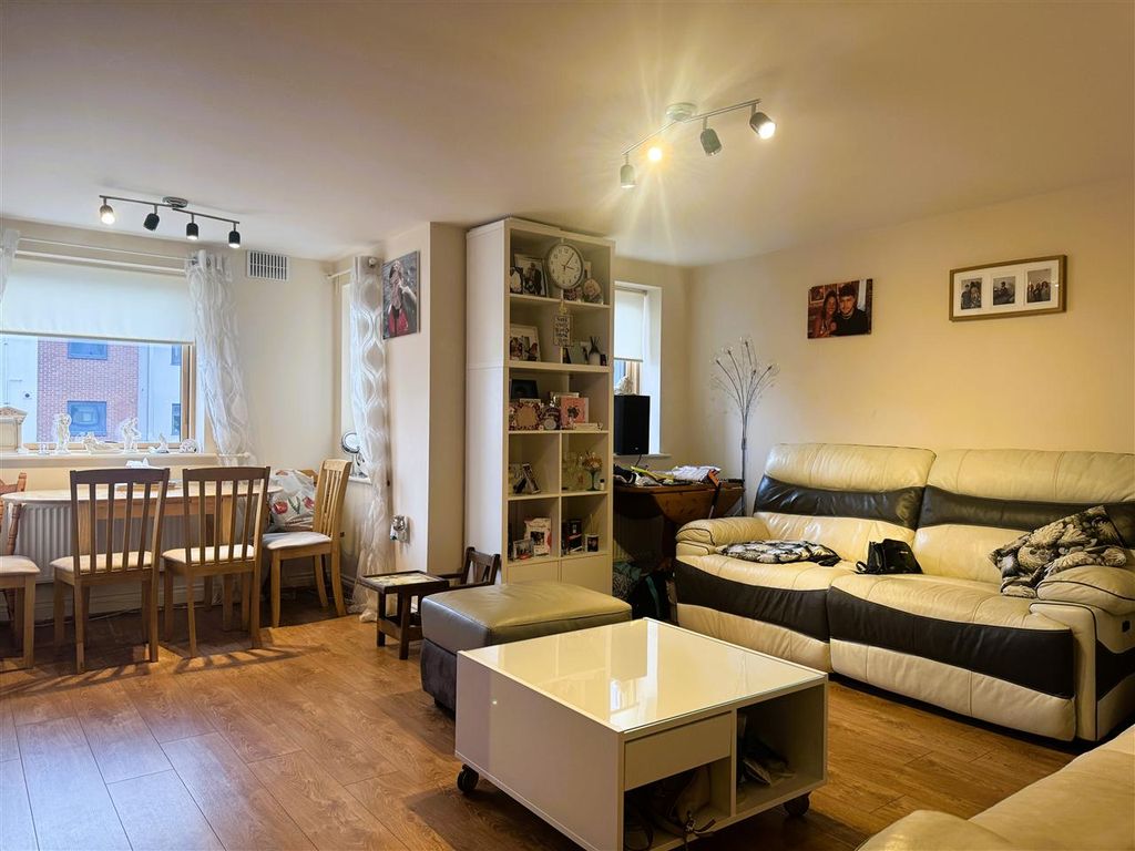 Property photo 2 of 10 Lounge