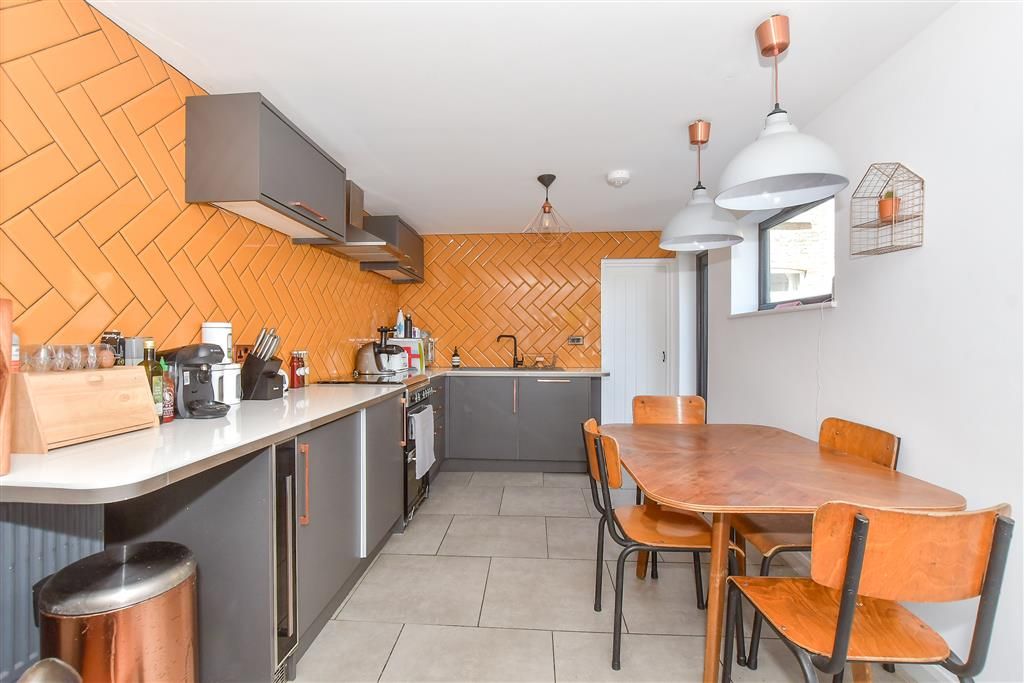 Property photo 3 of 10 Kitchen