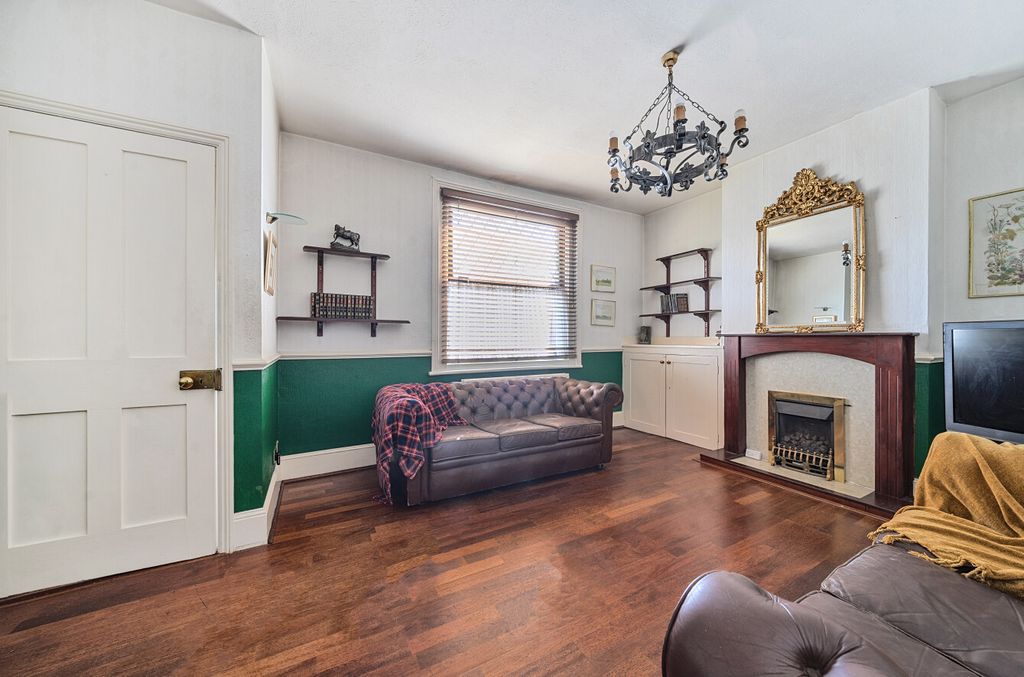 Property photo 3 of 17 1299016-19-6836dc...