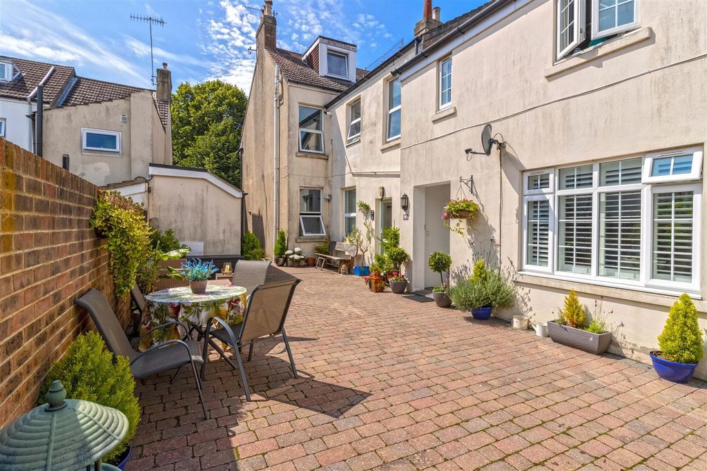 Property photo 2 of 16 Courtyard 2.Jpg