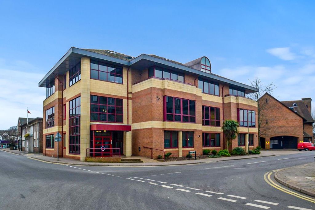 Property photo 1 of 8 4 Oakfield Court.Jpg