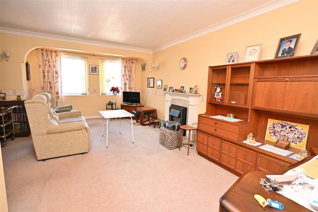 Property photo 3 of 12 Lounge/ Dining Room