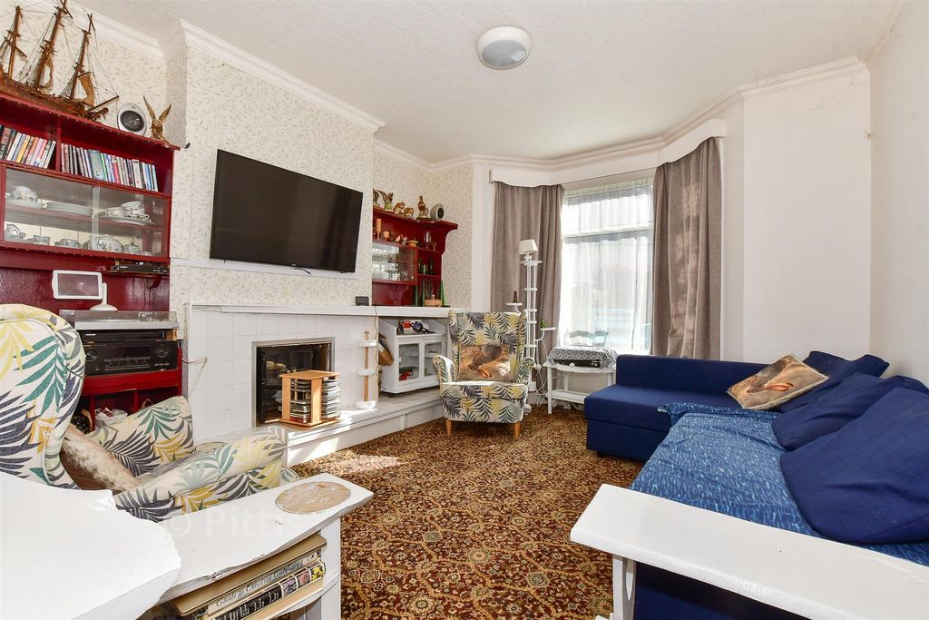 Property photo 1 of 16 Lounge