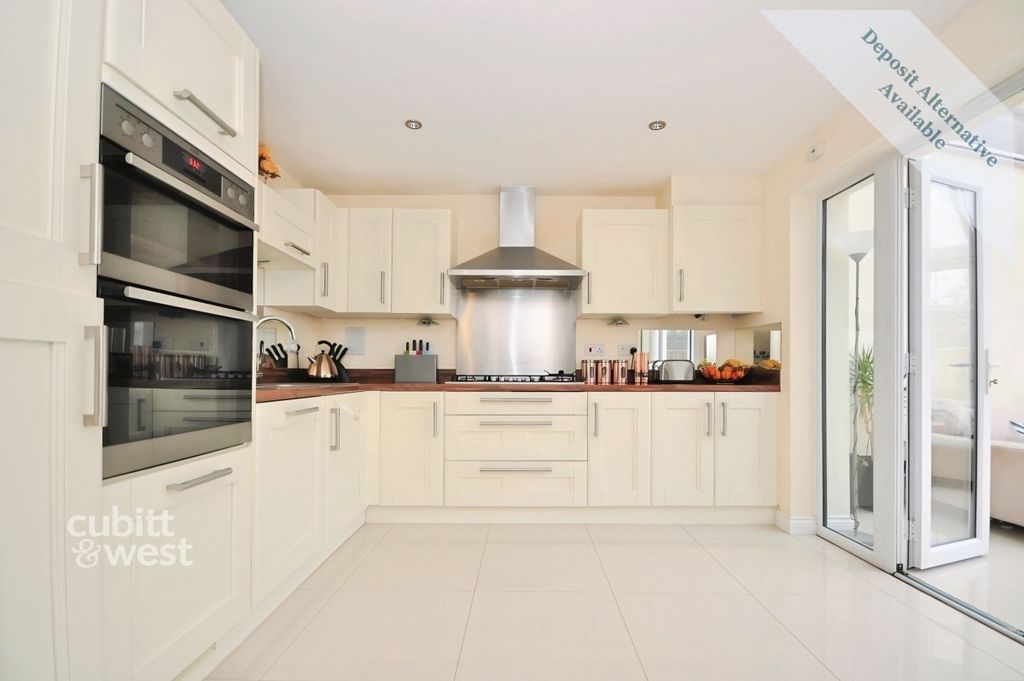 Property photo 3 of 17 Kitchen