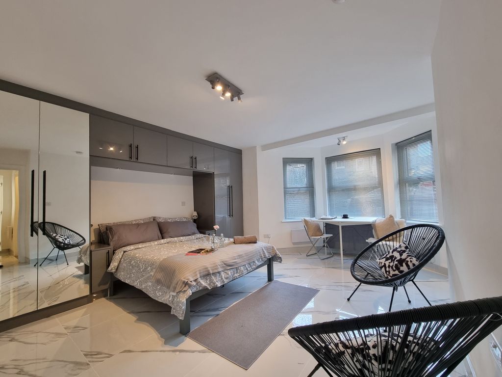 Property photo 1 of 6 Windsor Road, Ealing W5