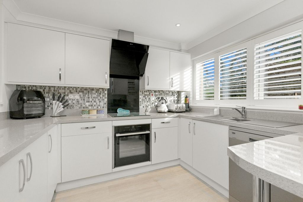 Property photo 2 of 25