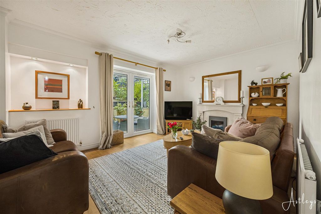 Property photo 3 of 36 Lounge