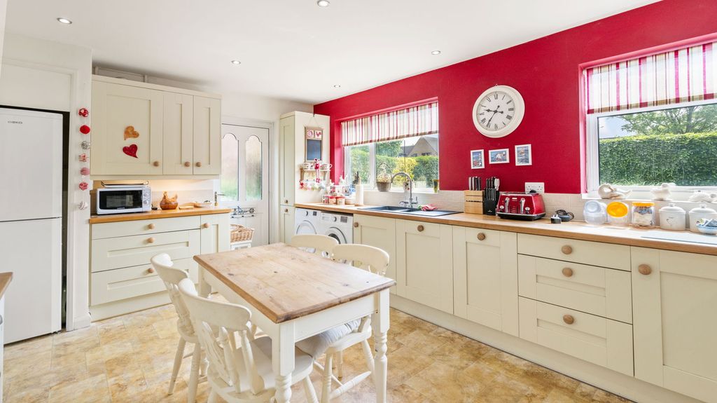 Property photo 2 of 25