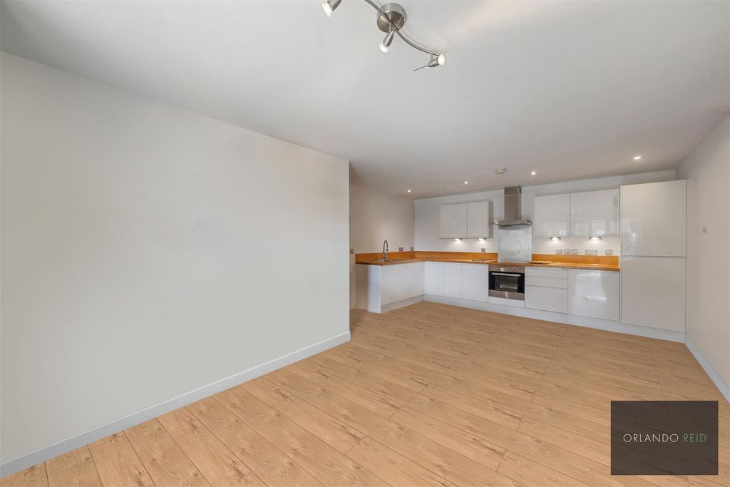 Property photo 3 of 12 Flat 16, 57 Cowley Road Sw9 6Bn-5.Jpg