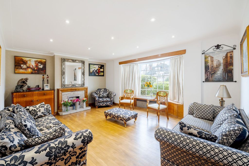 Property photo 2 of 31