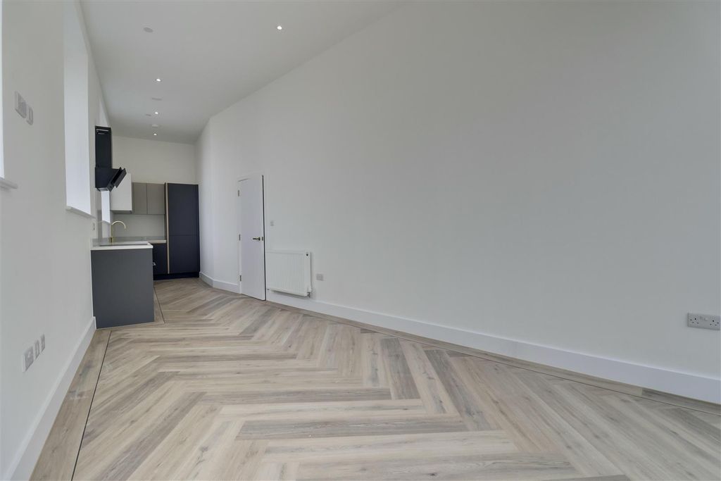 Property photo 3 of 10 CD0D009C-B2Fe-418A-9D37-0F361438E231_1_201_A.Jpeg