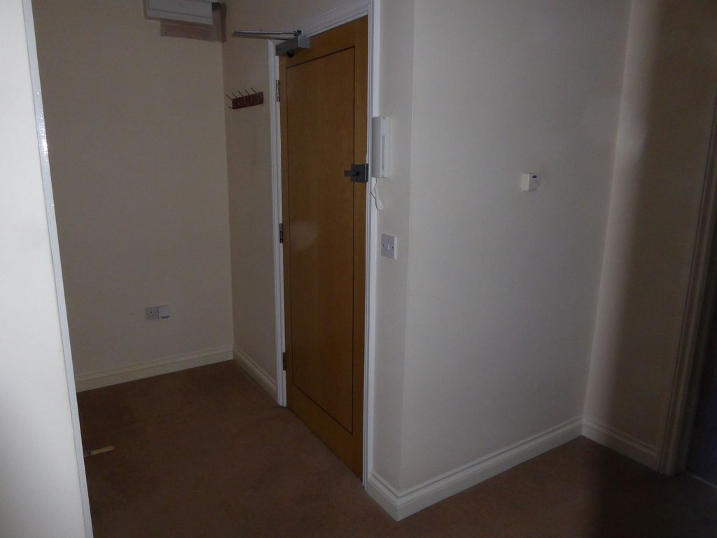 Property photo 2 of 9 Hallway