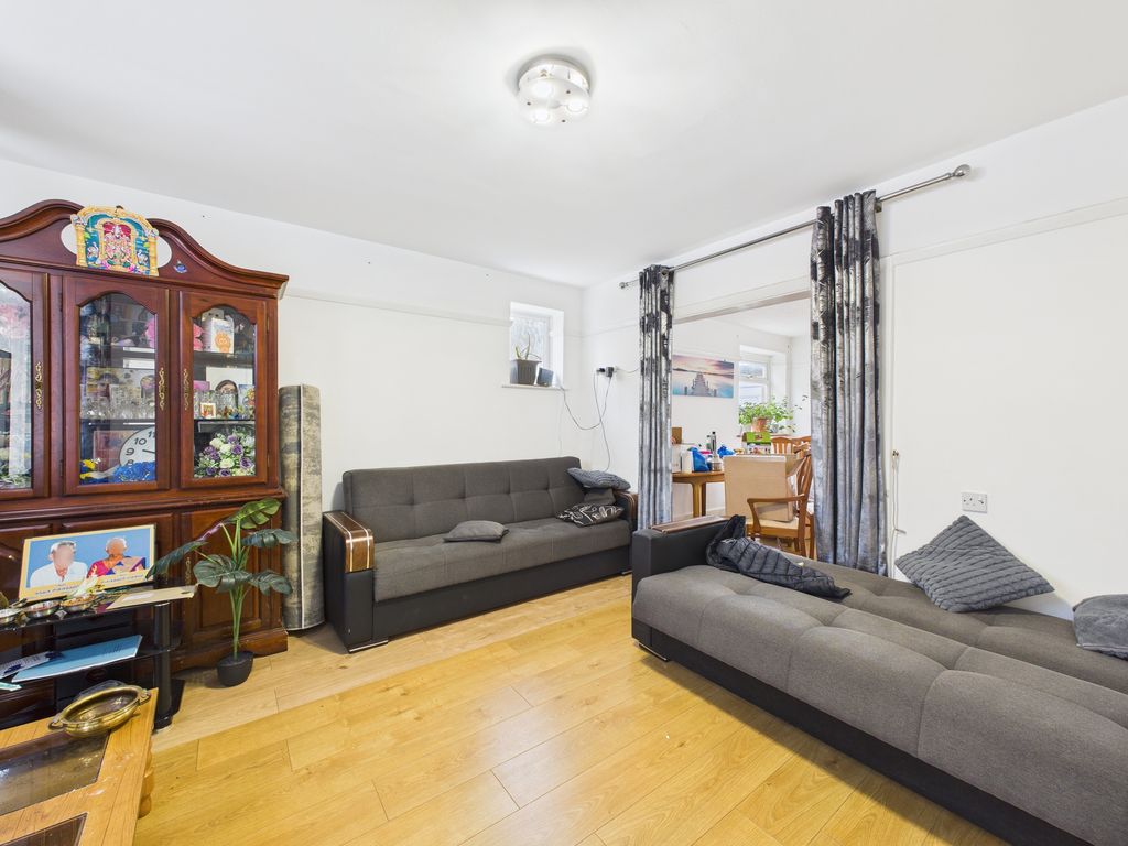 Property photo 3 of 11 Cam03519G0-Pr0421-Still002