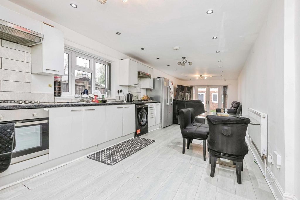 Property photo 3 of 18 Kitchen