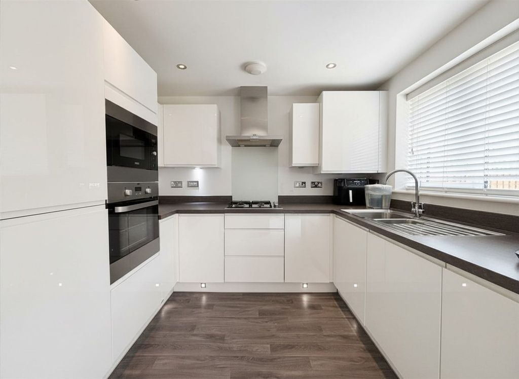 Property photo 3 of 11 Kitchen