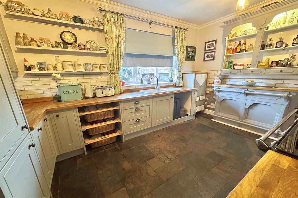 Property photo 3 of 18 Kitchen