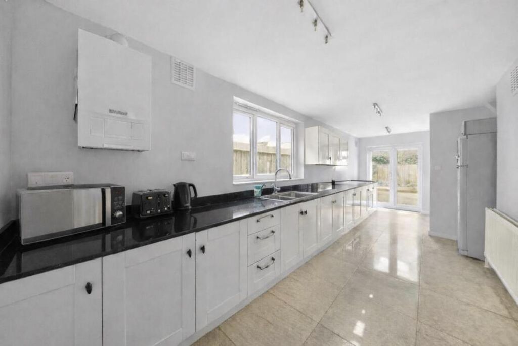 Property photo 3 of 11 Kitchen