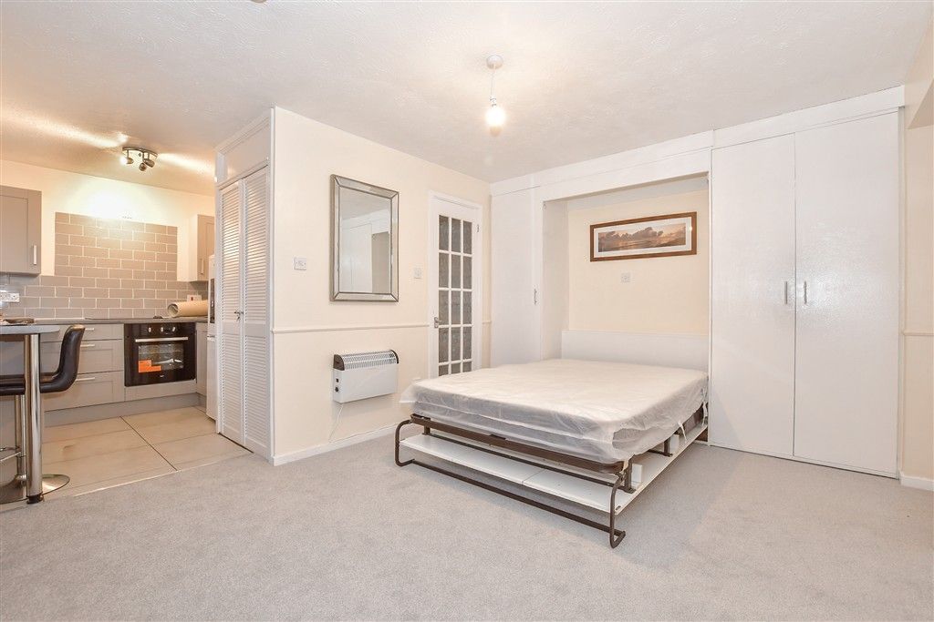 Property photo 3 of 7 Lounge/Bedroom