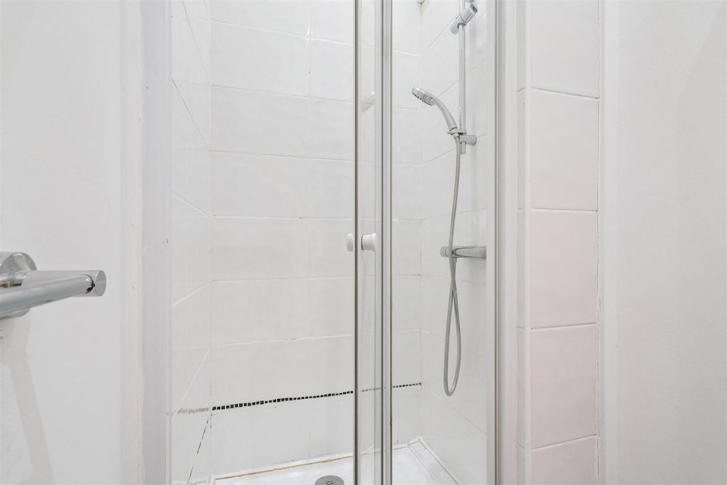 Property photo 1 of 7 118c Mitcham Road Sw17 Bathroom.Jpg