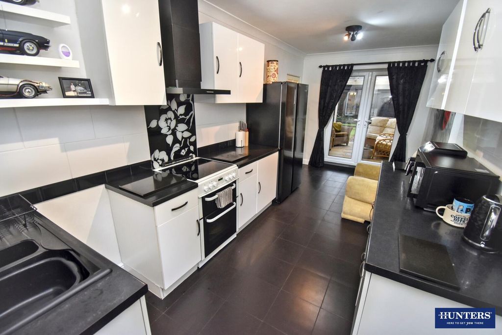 Property photo 3 of 17 Kitchen