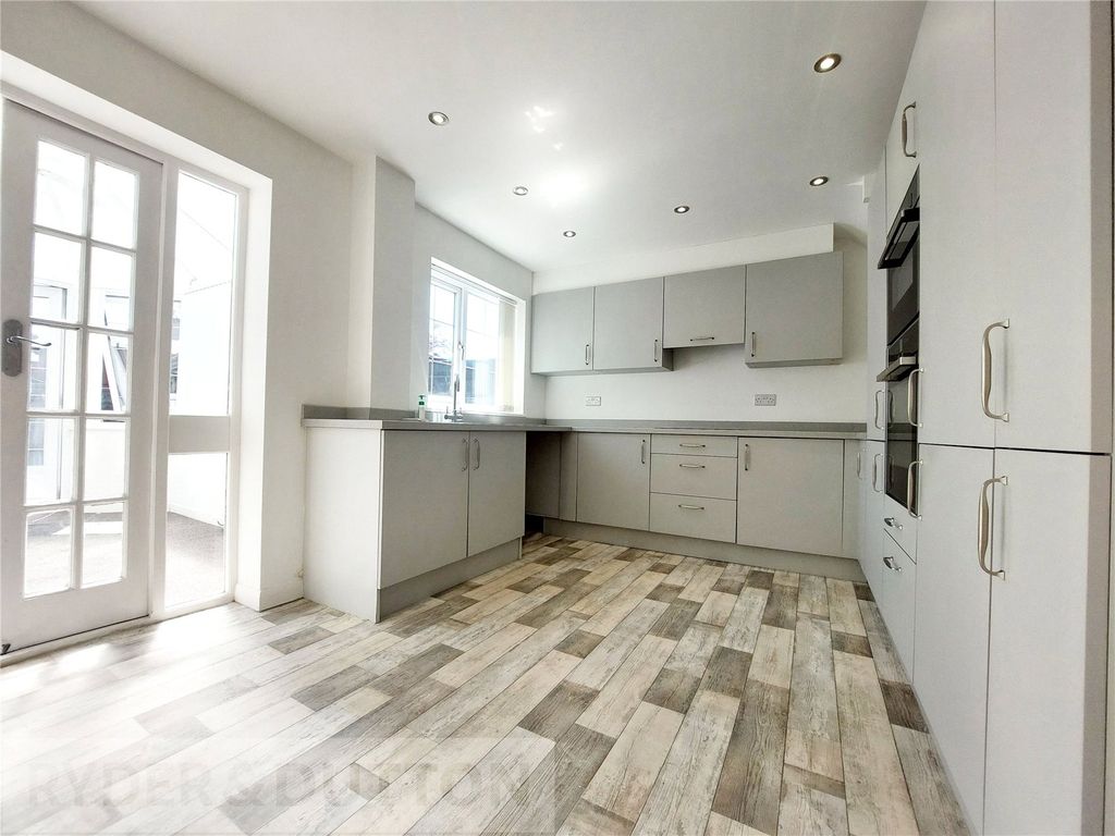 Property photo 3 of 15 Kitchen