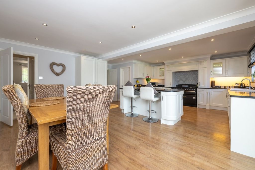 Property photo 2 of 52 305Bb605-5111-4E04-99d6-B1Caedf291B3