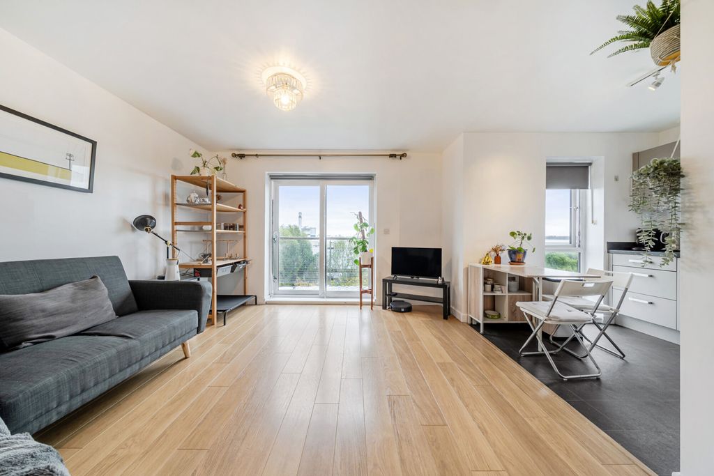 Property photo 2 of 21 1528122-12-6Acce7...