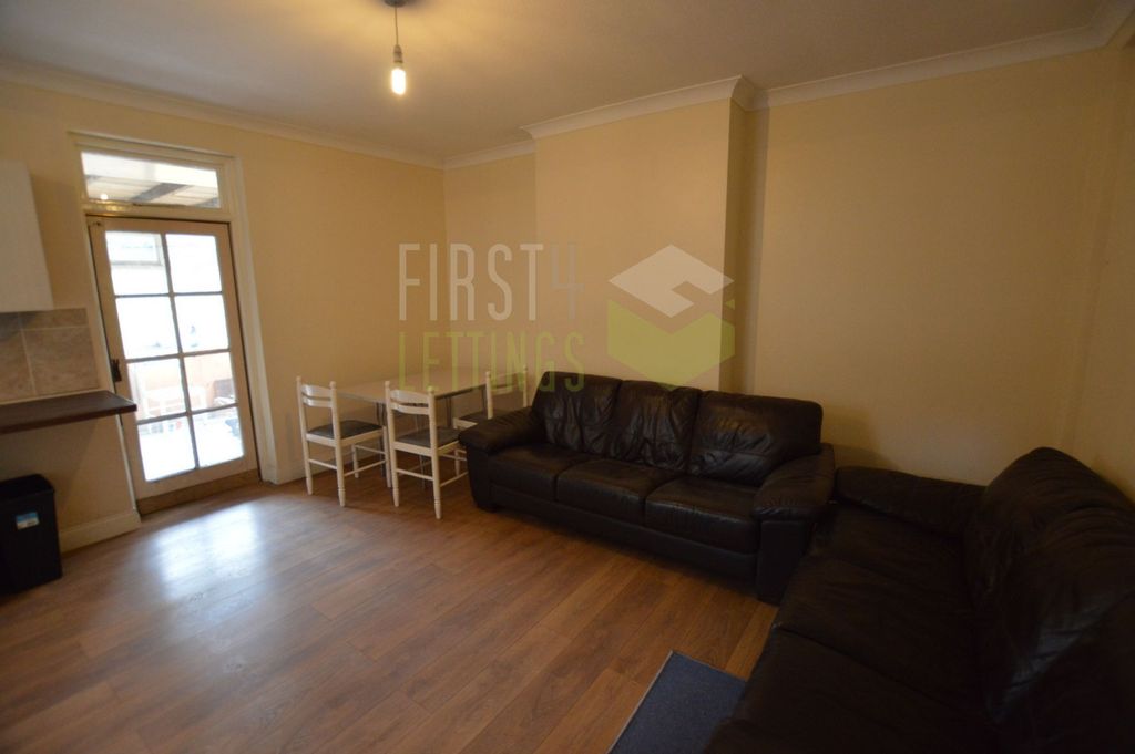 Property photo 2 of 8 Lounge