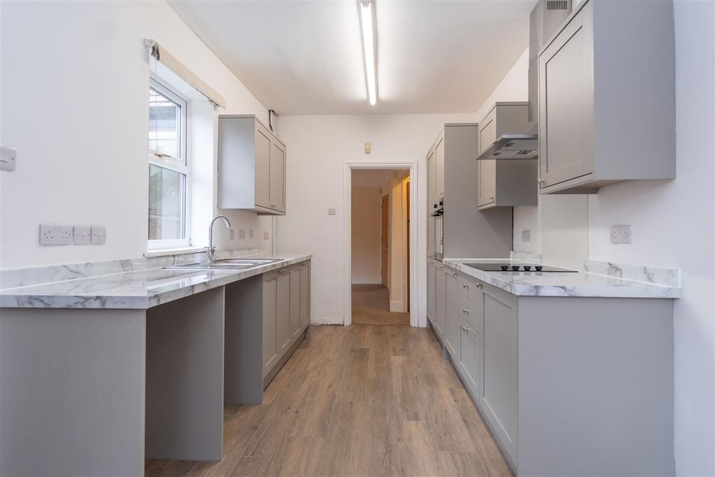 Property photo 3 of 22 Kitchen/Breakfast Room