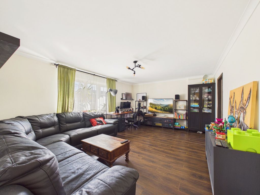 Property photo 3 of 18 Living Room