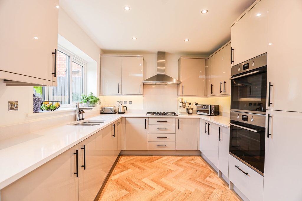 Property photo 2 of 31 Dining Kitchen