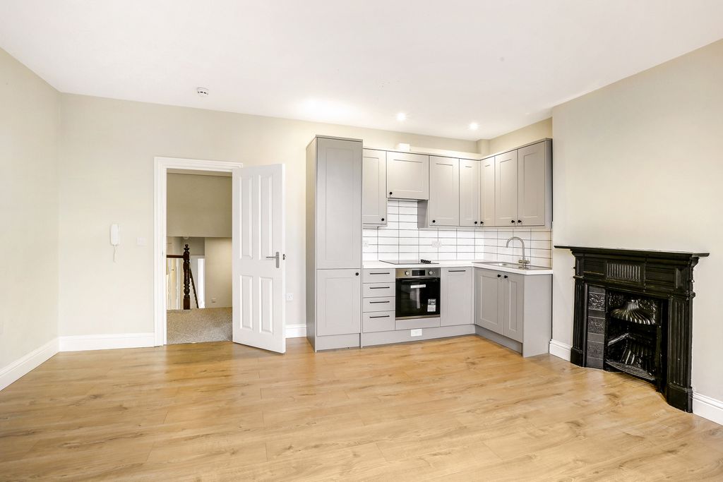Property photo 2 of 9 Flat 3, 165 St. Marg