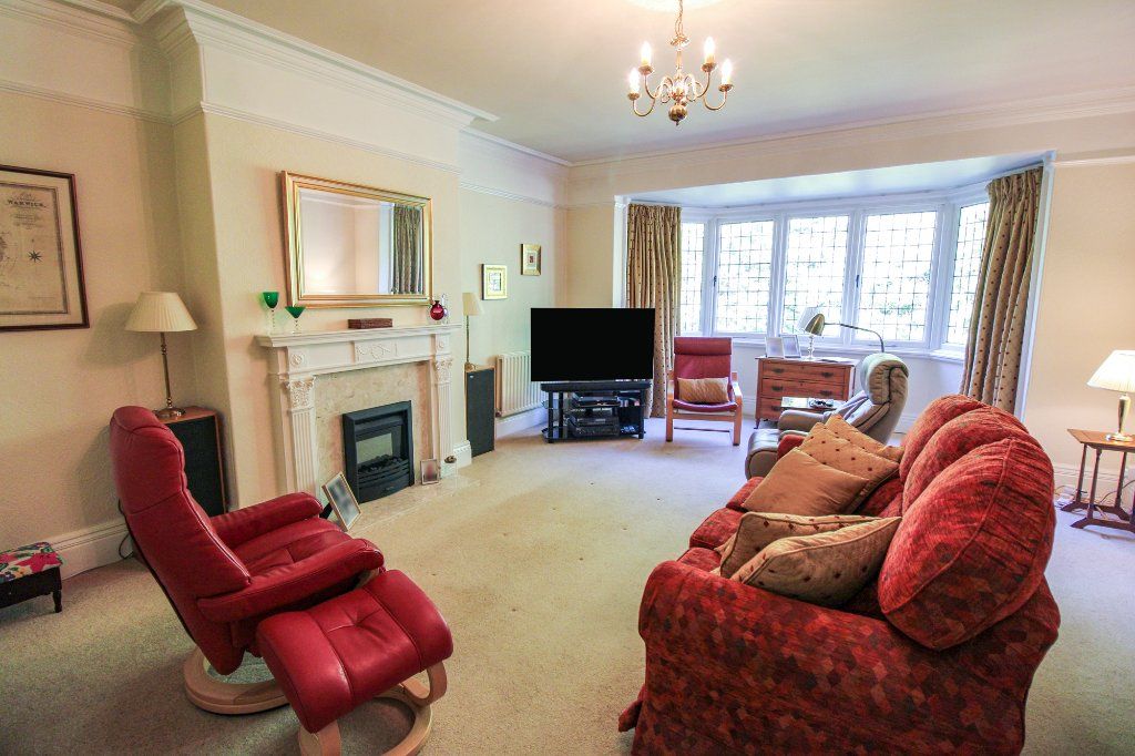 Property photo 2 of 16 Lounge