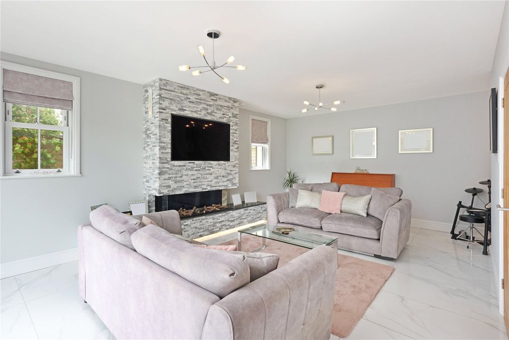 Property photo 3 of 16 Sitting Room