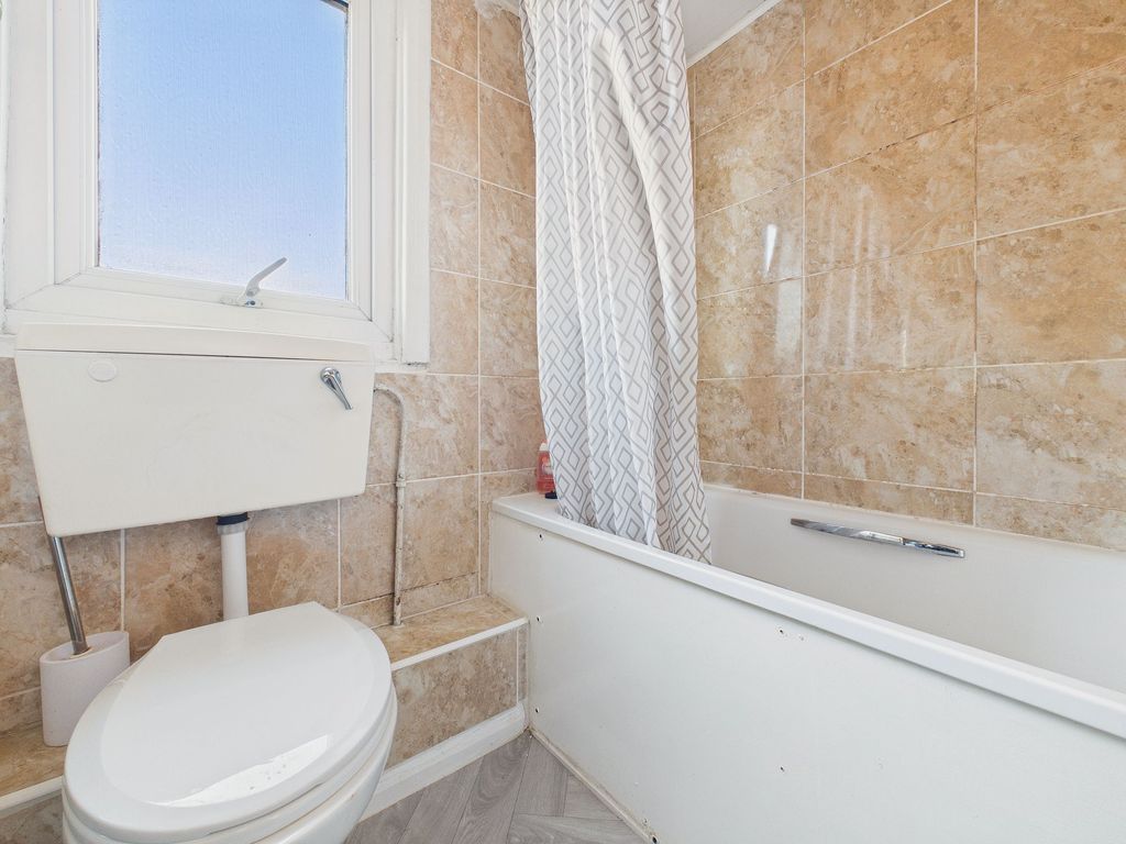 Property photo 3 of 10 Bathroom